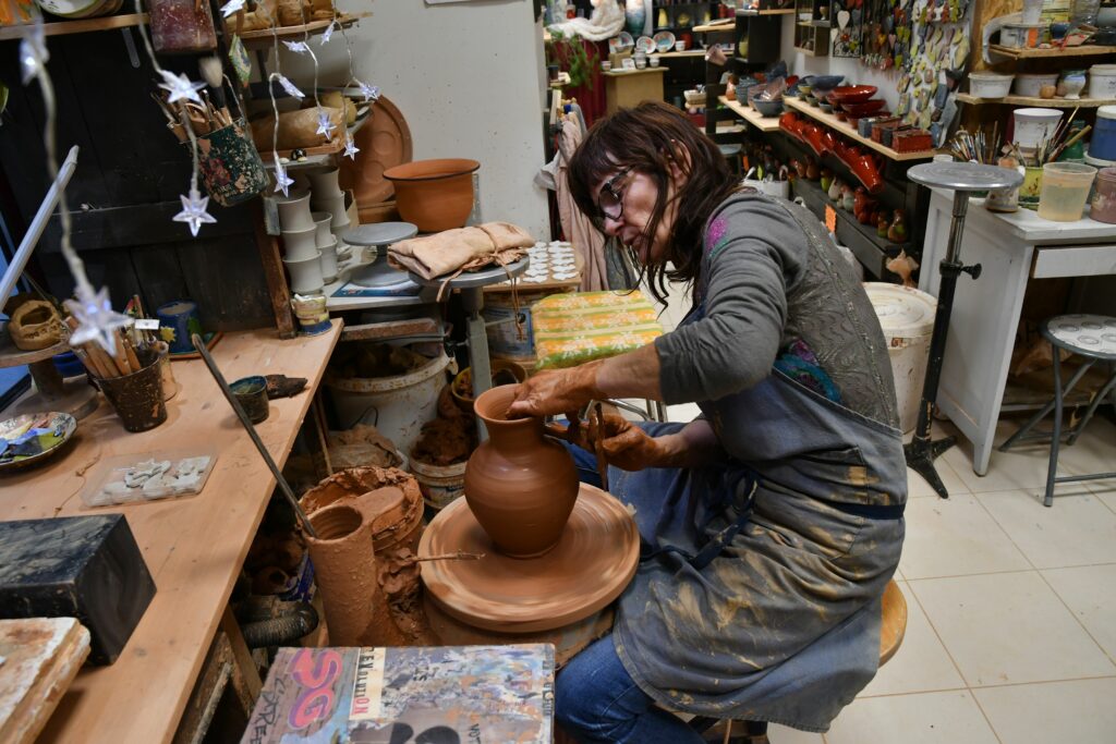 Tournage pichet trilobé-atelier-poterie-beziers-zab
